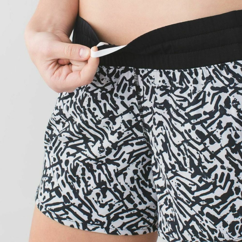Lululemon Tracker V III Brushed Animal White Black